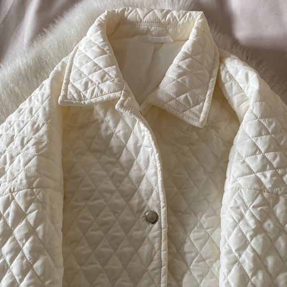 Simple white woman’s waffle print jacket - Picture 2 of 7